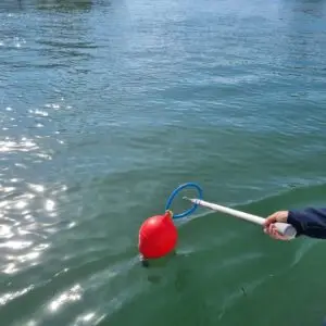Le Narval sur l'eau avec boué rouge